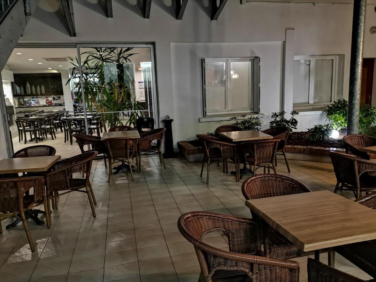 Hotel Adonis - Notre Dame De La Sarte 3*